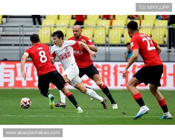 中国足球联赛迎来新赛季豪门强强对决 各队备战情况引发球迷热议 中国足球联赛迎来新赛季豪门强强对决 各队备战情况引发球迷热议