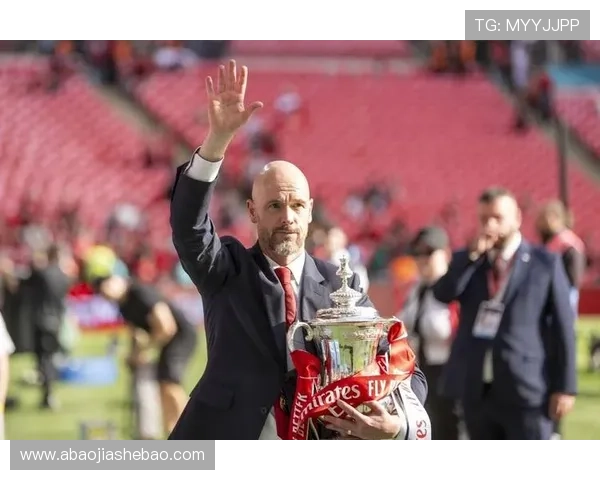 曼联俱乐部宣布新任主帅上任并展示未来赛季战略目标