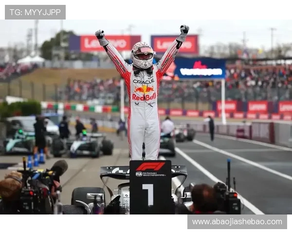 维斯塔潘再度封王红牛车队稳坐霸主位置F1新赛季竞争格局引热议