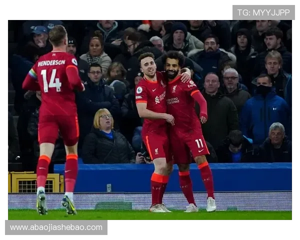 英超豪门鏖战再起曼联逆转取胜曼城榜首之争愈发激烈 英超豪门鏖战再起曼联逆转取胜曼城榜首之争愈发激烈